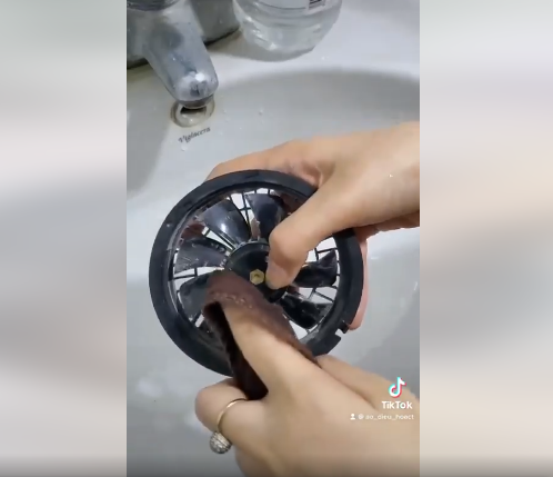 Lau vệ sinh cánh quạt với khăn ướt