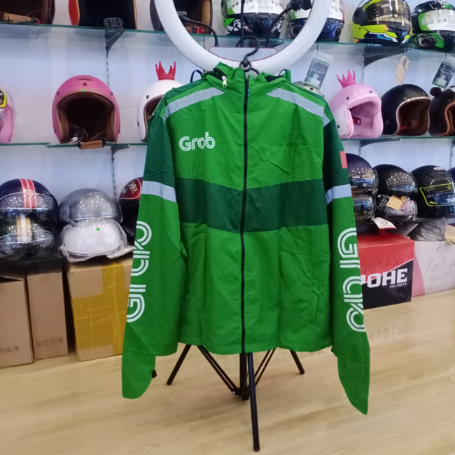 Áo chống nắng Grab có chất liệu vải gió, thiết kế đơn giản và nhiều kích cỡ.