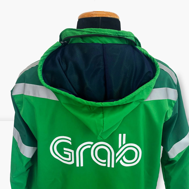 Bạn cần giặt áo nhẹ nhàng, phơi áo ở nơi thoáng mát và cất áo gấp gọn hoặc treo lên móc áo.