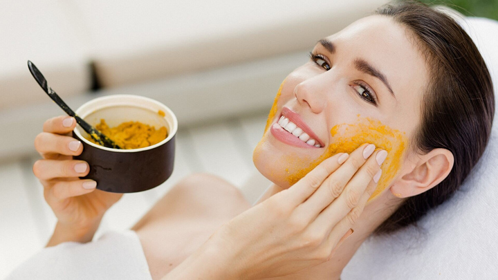 Tinh bột nghệ có chứa curcuminoid giúp làm giảm sự sản xuất của melanin, làm mờ vết nám