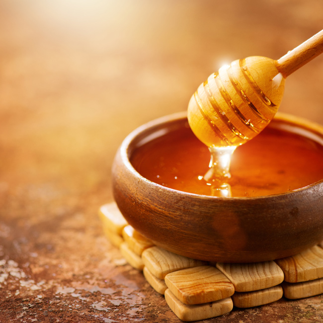 Mật ong có chứa chất kháng khuẩn giúp ngăn ngừa mụn, cung cấp độ ẩm