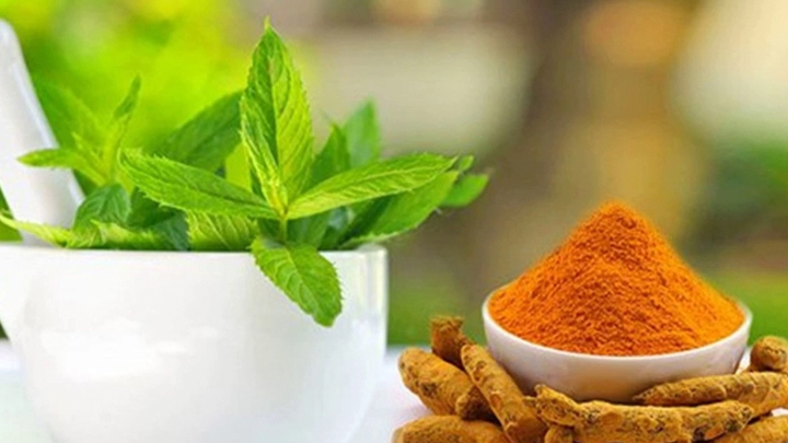 Lá bạc hà và nghệ có chứa menthol và curcumin giúp làm mát da, giảm viêm