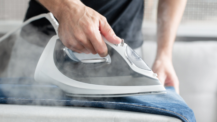 Sử dụng chức năng hơi nước của bàn ủi để xử lý các nếp nhăn nhỏ