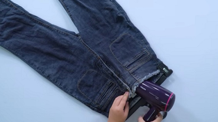 Mẹo ủi quần jeans không cần bàn ủi