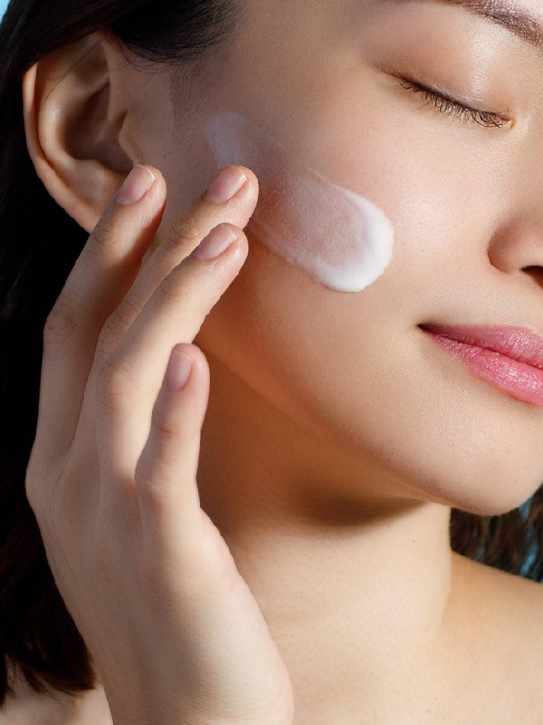 Nên bôi kem chống nắng trước 15-30 phút Nên bôi kem chống nắng trước 15-30 phút