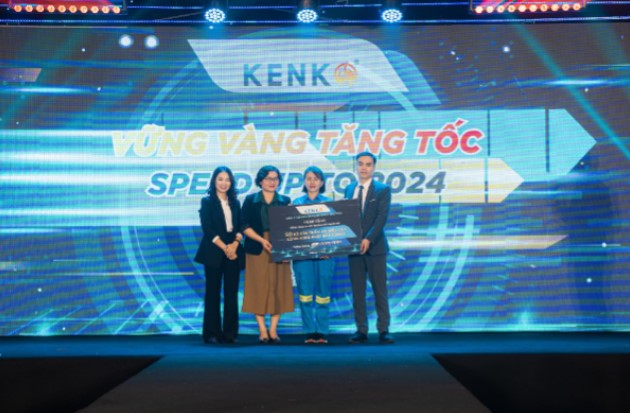 Đại diện Kenko trao quà tặng cho đại diện công ty môi trường đô thị Hà Nội