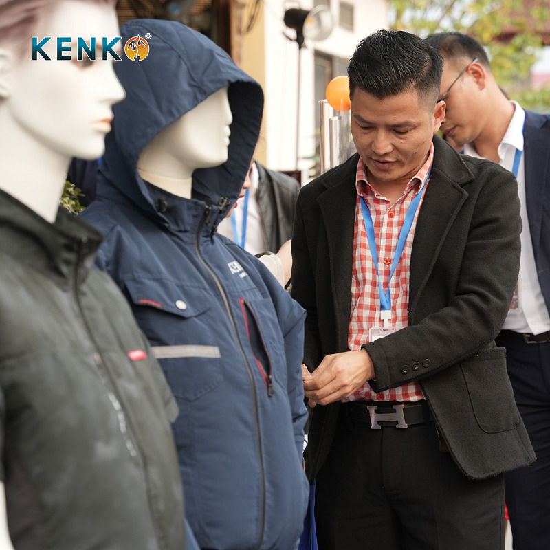 Khách hàng trải nghiệm sản phẩm trực tiếp tại sự kiện