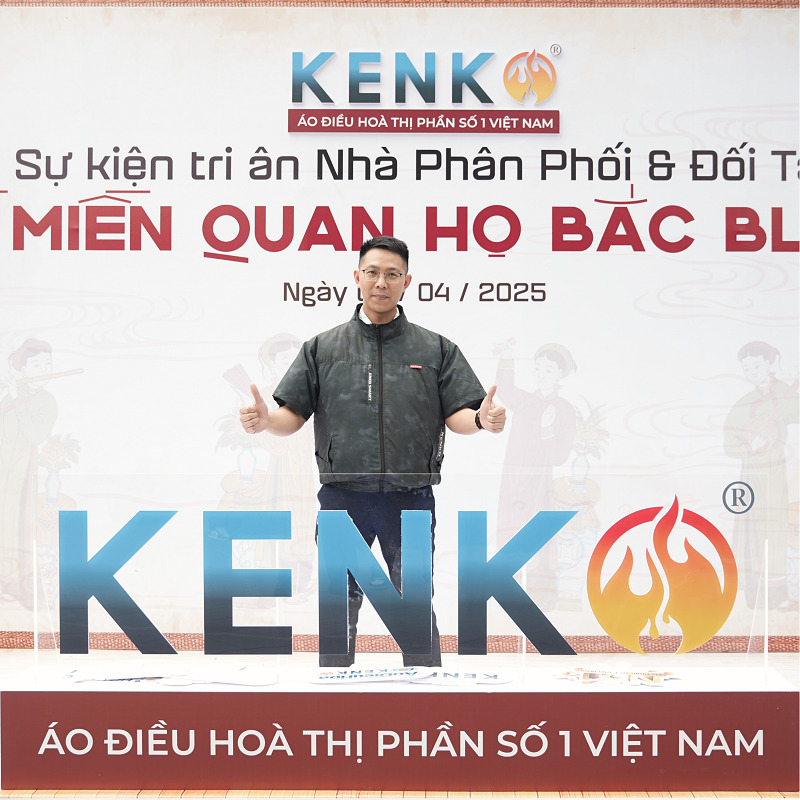 Khách hàng chụp ảnh cùng mẫu áo điều hoà Asawind cộc tay màu xanh rêu