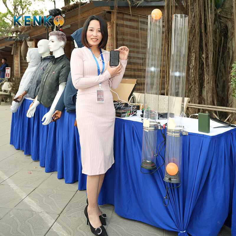 Khách hàng trải nghiệm sản phẩm trực tiếp tại sự kiện