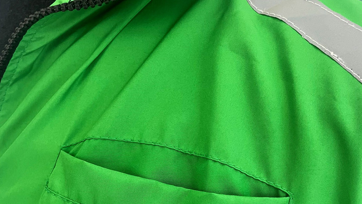 Bạn có thể kết hợp áo màu xanh lá cây của Grab với các trang phục khác để tạo phong cách riêng.