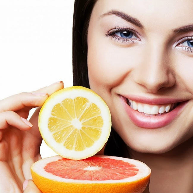 Chanh tươi có chứa vitamin C giúp làm sáng da, se khít lỗ chân lông và ngăn ngừa mụn.