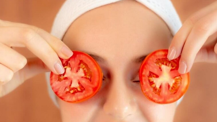 Cà chua có chứa lycopene giúp chống oxy hóa, làm sáng da