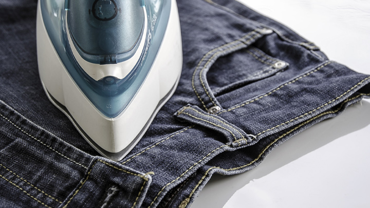 Quần jean là một loại vải dày và cứng, có thể bị nhăn và co rút khi giặt