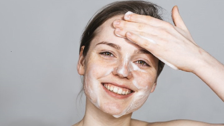 Rửa mặt sau khi thoa kem chống nắng giúp da thông thoáng hơn